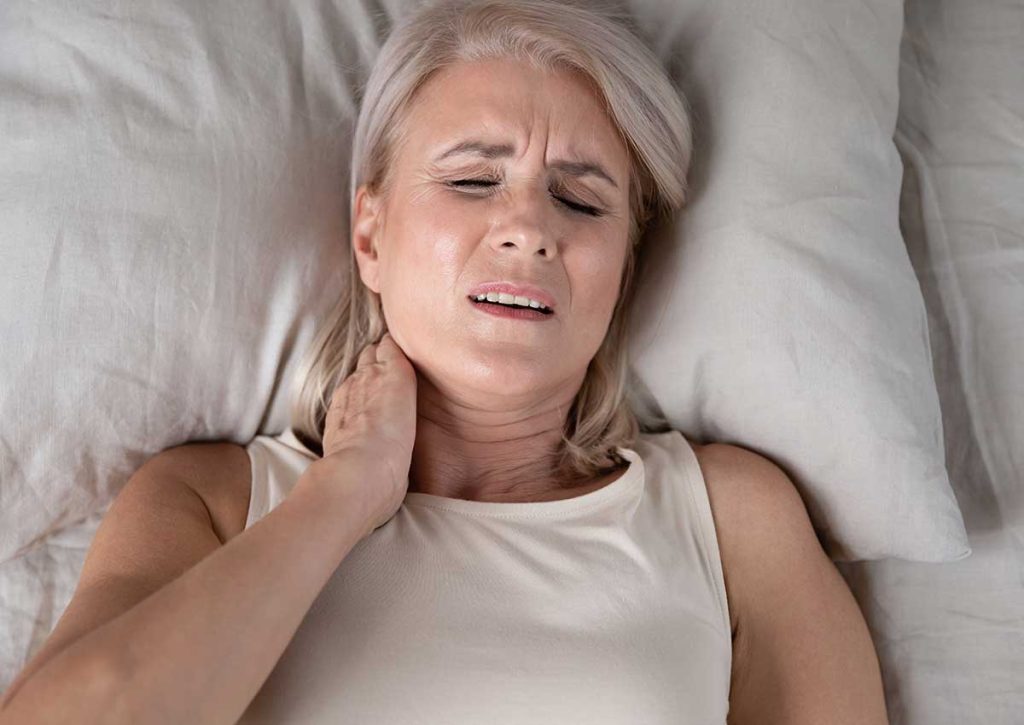 Choisir l’oreiller idéal pour les seniors souffrant de maux de dos